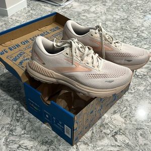 Brooks adrenaline GTS23 size 8 New